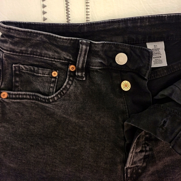 ✨️Any 3 for $15✨️ H&M Woman's Black High-Waisted Denim Bermuda Shorts - Picture 3 of 4